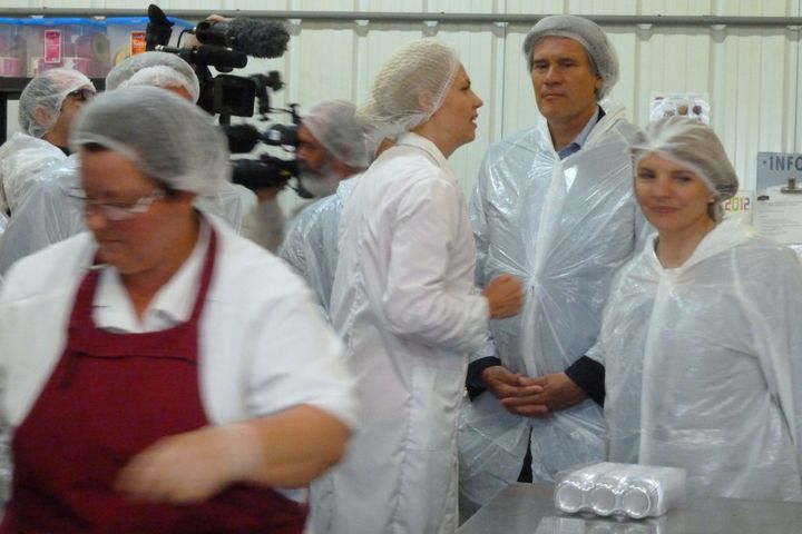 Stéphane Le Foll visite une biscuiterie à Sablé-sur-Sarthe, jeudi 7 juin. (ST)