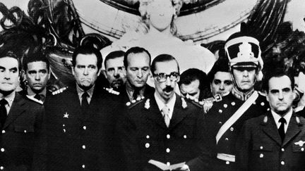 Le général Ramon Agosti, l'Amiral Emilio Massera autour de Jorge Rafael Videla, chef de la dictature en Argentine au lendemain du coup d'Etat du 28 mars 1976. (AFP)