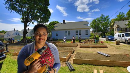 Brenda de la Cruz participe &agrave; une construction &agrave; South Providence, dans l'&eacute;tat de Rhode Island (Etats-Unis). (REZA / WEBISTAN)