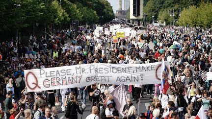 Des manifestants défilent à Berlin, la capitale fédérale allemande, le 29 août 2020, contre les mesures sanitaires prises pour tenter d'endiguer la pandémie de Covid-19. (MICHAEL KAPPELER / DPA / AFP)