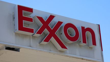 La compagnie pétrolière Exxon Mobil, photographiée à Miami (Floride), le 31 janvier 2023. (JOE RAEDLE / GETTY IMAGES NORTH AMERICA / AFP)