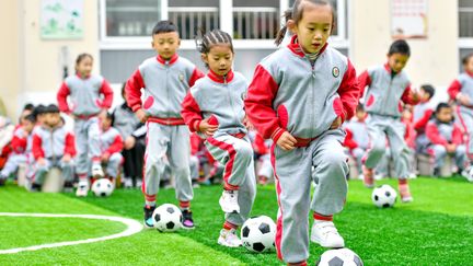 Initiation au football dans une école à Huzhou (Chine) le 9 décembre 2020 (MAXPPP)