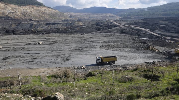 La société YK Energy, propriété de la puissante holding turque Limak, exploite une mine de charbon dans la région d'Akbelen, ici en janvier 2023. (SINAN KILIC / SIPA)