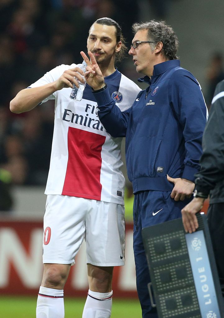 L'entraîneur du PSG Laurent Blanc (à droite) donne des consignes à son attaquant Zlatan Ibrahimovic, lors d'un match à&nbsp;Lille (Nord), le 10 mai 2014, au stade Pierre-Mauroy.&nbsp; (JEAN CATUFFE / GETTY IMAGES EUROPE)