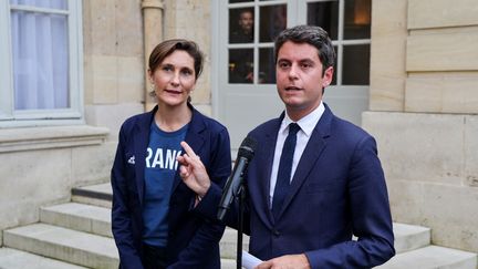 La ministre des Sports, Amélie Oudéa-Castéa, et le Premier ministre, Gabriel Attal, le 31 juillet 2024 à Matignon, à Paris. (LUDOVIC MARIN / AFP)