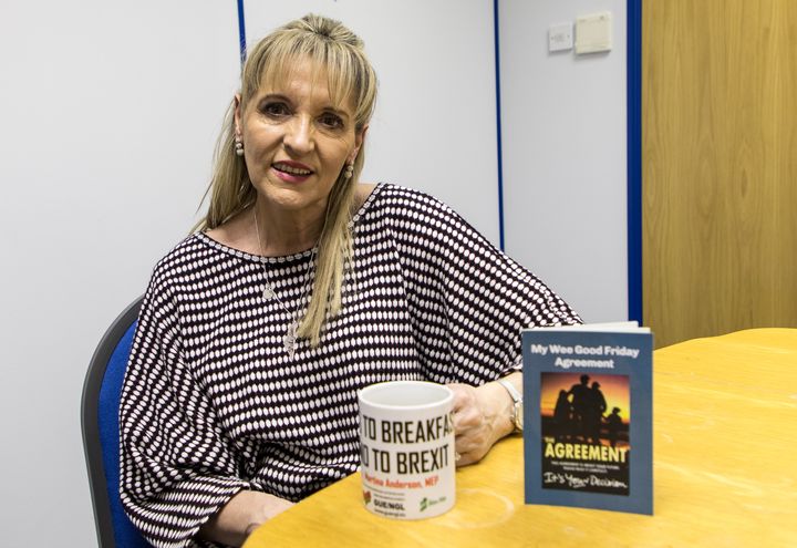 L'eurodéputée Martina Anderson dans les bureaux du Sinn Féin à Derry-Londonderry, le 27 février 2019. (MARIE-VIOLETTE BERNARD / FRANCEINFO)