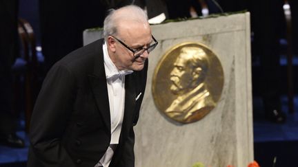 L'écrivain français, Patrick Modiano, reçoit&nbsp;le diplôme et la médaille du Prix nobel de littérature&nbsp;à&nbsp;Stockholm, en Suède, le 10 décembre 2014. (MAXPPP)