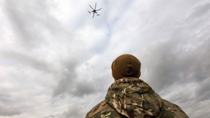 Un Ukrainien fait voler un drone, dans la région de Kharkiv (Ukraine), le 4 novembre 2022. (VYACHESLAV MADIYEVSKYY / NURPHOTO / AFP)