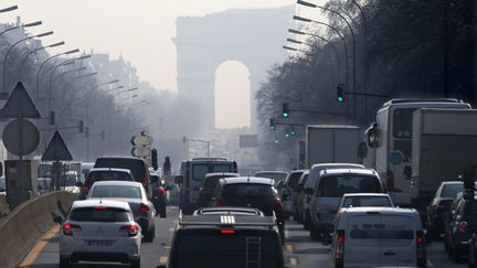 Des bouchons &agrave; l'heure de pointe sur une avenue de&nbsp;Neuilly-sur-Seine (Hauts-de-Seine) qui m&egrave;ne &agrave; l'Arc de Triomphe,&nbsp;jeudi 13 mars 2014.&nbsp; (CHARLES PLATIAU / REUTERS )