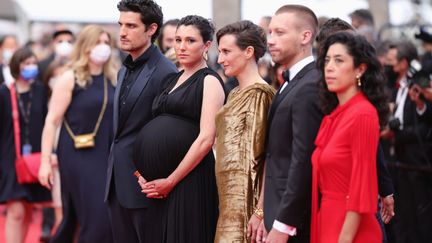 Plusieurs acteurs sont venus assister à la projection du film de Bruno Dumont, notamment Louis Garrel, Rachel Lang, Camille Cottin, Aleksandr Kuznetsov et Naidra Ayadi ( de gauche à droite).&nbsp; (ANDREAS RENTZ / GETTY IMAGES EUROPE)