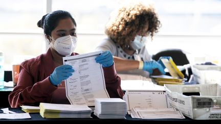 Deux femmes participent au dépouillement, le 4 novembre 2020, à Atlanta (Géorgie). (JESSICA MCGOWAN / GETTY IMAGES NORTH AMERICA / AFP)