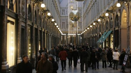 Belges et touristes font leurs achats de No&euml;l dans Les Galeries royales Saint-Hubert, &agrave; Bruxelles, le 11 d&eacute;cembre 2011. (NICOLAS MAETERLINCK / BELGA)