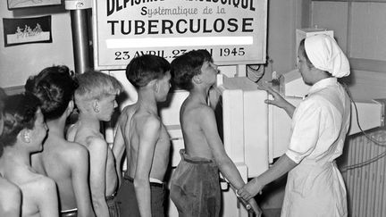 Au 19e siècle, la tuberculose est considérée comme la maladie du siècle. Mais dès les années 50, les progrès de la médecine et des mesures d’hygiène dans les pays développés la font nettement reculer. Selon l’OMS, «près d’un tiers de la population mondiale est contaminée par le bacille tuberculeux. Mais seule une petite proportion des personnes infectées tomberont effectivement malades…» Provoquée par une bactérie, le bacille de Koch, la maladie infecte près de 10 millions de personnes chaque année. Deux millions en meurent. Le taux de mortalité a reculé de 47% entre 1990 et 2015. En France, la Seine Saint-Denis est particulièrement touchée. Comme l’explique l’Institut de veille sanitaire, «le risque plus élevé de maladie chez les personnes récemment arrivées en France pourrait être lié à leurs conditions de migration et de vie en France. Les données en population générale montrent ainsi que la proportion des ménages immigrés habitant dans un logement de mauvaise qualité est plus élevée que chez des ménages non immigrés, et qu’ils sont aussi plus touchés par la pauvreté en termes de conditions de vie.» Il faut souvent plusieurs antibiotiques pour soigner un malade mais certaines souches sont multi-résistantes et en pleine expansion (près de 500.000 personnes touchées en 2014). Les personnes séropositives, fragilisées, sont particulièrement touchées. (AFP)