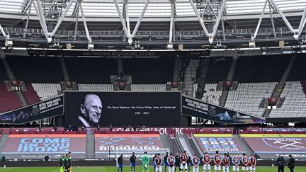 Deux minutes de silence ont été observées en mémoire du Prince Philip avant la rencontre entre West Ham et Leicester City le 11 avril. (JUSTIN SETTERFIELD / POOL)