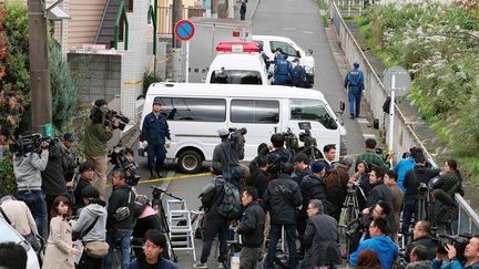 Des journalistes rassemblés devant l'immeuble où neufs corps ont été retrouvés à Zuma, dans la banlieue de Tokyo (Japon), le 31 octobre 2017. (KYODO KYODO / X01481)