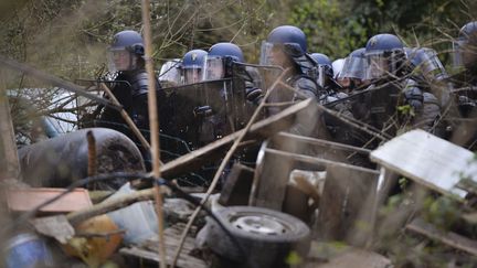 Des gendarmes derrière une barricade érigée pour protéger "Les Vraies Rouges", dans la ZAD de Notre-Dame-des-Landes (Loire-Atlantique), le 9 avril 2018.&nbsp; (GUILLAUME SOUVANT / AFP)