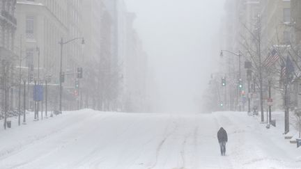 La neige recouvre une rue de Washington, le 23 janvier 2016. (JOSHUA ROBERTS / REUTERS)