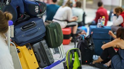 Des vacanciers bloqués à l'aéroport de Francfort à cause de l'annulation de leur vol, le 27 juillet 2022. (FRANK RUMPENHORST / DPA VIA AFP)