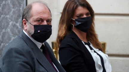 Eric Dupond-Moretti est assis à côté de Marlène Schiappa, le 9 décembre 2020, à l'Elysée, lors d'une conférence de presse sur le projet de loi "confortant les principes républicains". (CHARLES PLATIAU / AFP)