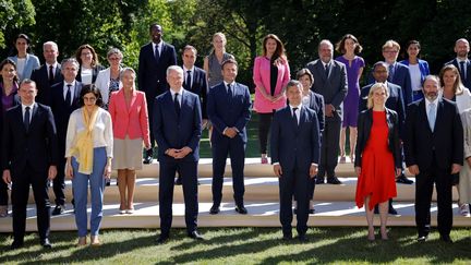 Photo de groupe du nouveau gouvernement&nbsp;Borne II,&nbsp;à l'Élysée le&nbsp;4 juillet 2022. (LUDOVIC MARIN / POOL)