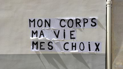 "Mon corps, ma vie, mes choix" : un message pro-avortement affiché sur un mur par une "colleuse", militante féministe, à Paris (29 juin 2022) (RICCARDO MILANI / HANS LUCAS / AFP)