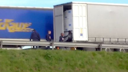 Capture d'&eacute;cran d'une vid&eacute;o de l'association Calais Migrants solidarity, montrant l'arrestation par la police de migrants cach&eacute;s dans un camion, pr&egrave;s de Calais,&nbsp;le 5 mai 2015. (HO / CMS/AFP)