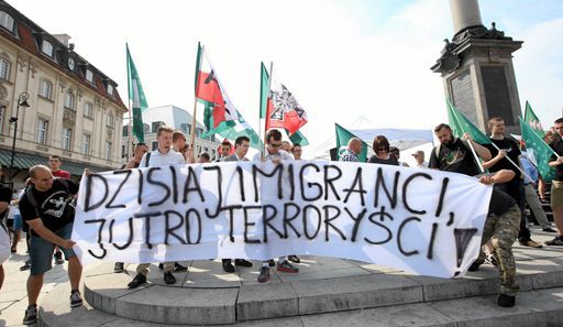 Des militants d’extrême droite manifestent à Varsovie, le 25 juillet 2015, contre l’arrivée de réfugiés. Sur leur bannière, on peut lire : «Immigrants aujourd’hui, terroristes demain».
 (Reuters – Kuba Atys – Agencja Gazeta)