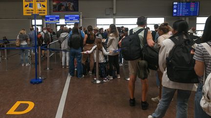 Des passagers à l'aéroport de Beauvais, dans l'Oise, le 20 juin 2023. (ARTUR WIDAK / NURPHOTO / AFP)