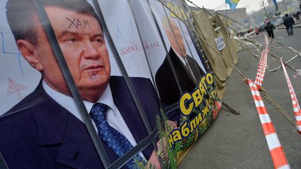 Un portrait du pr&eacute;sident Viktor Ianoukovitch dans les rues de Kiev (Ukraine), le 27 d&eacute;cembre 2013. (SERGEI SUPINSKY / AFP)