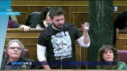 Un député catalan brandit des menottes au parlement. (FRANCE 3)