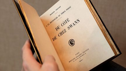 Une édition originale et rarissime du roman "Du côté de chez Swann" de Marcel Proust en vente chez Sotheby's à Paris
 (Thomas Samson / AFP)