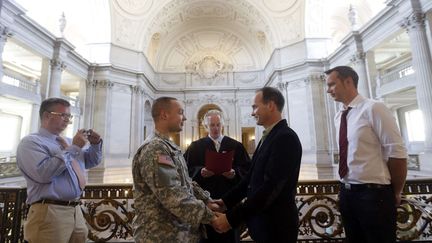 Le capitaine&nbsp;Michael Potoczniak (2e G) &eacute;pouse son conjoint &agrave; la mairie de San Francisco (Californie) alors&nbsp;que la cour d'appel f&eacute;d&eacute;rale am&eacute;ricaine vient de lever la suspension provisoire de la c&eacute;l&eacute;bration de mariages homosexuels dans cet &eacute;tat, le 29 juin 2013. (MARCIO JOSE SANCHEZ / AP / SIPA)