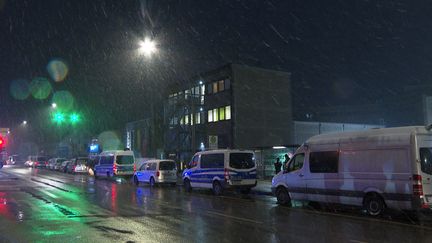 Des véhicules de police et de médecins légistes devant un bâtiment utilisé par des Témoins de Jéhovah, où une fusillade a fait plusieurs morts et blessés, le 9 mars 2023 à Hambourg (Allemagne). (STEVEN HUTCHINGS / TNN / AFP)