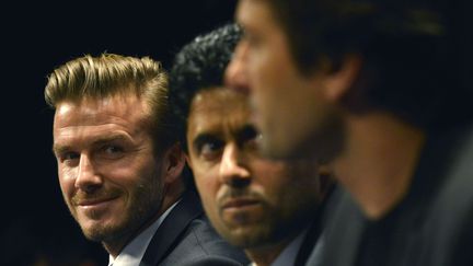 David Beckham (&agrave; gauche) aux c&ocirc;t&eacute;s de Nasser Al-Khela&iuml;fi, pr&eacute;sident du PSG, et Leonardo, le directeur sportif, le 31 janvier 2013, au Parc des Princes.&nbsp; (BENJAMIN GIRETTE / AP / SIPA)