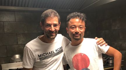 Avec Masashi Iijima dans son restaurant, à Collioure. (RF / BERNARD THOMASSON)