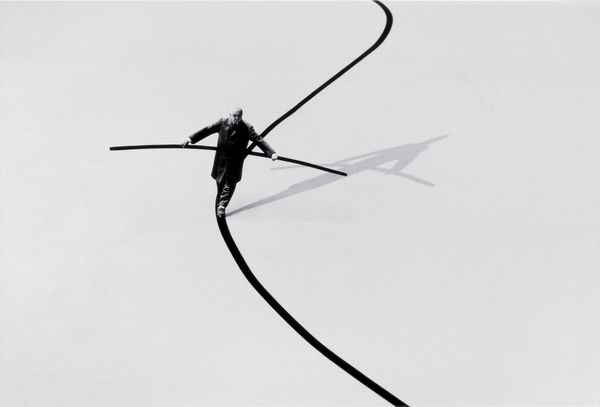 Gilbert Garcin, "Le funambule", 2002. (GILBERT GARCIN / GALERIE LES FILLES DU CALVAIRE)