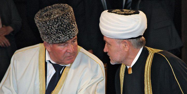 Ismaïl Berdiev en 2009, en conversation avec le chef du conseil des muftis, Ravil Gainutdin. (MIKHAIL KLIMENTYEV / RIA NOVOSTI / SPUTNIK)