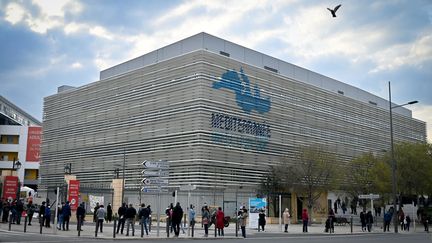 Des Marseillais faisant la queue pour être testés pour le coronavirus, le 23&nbsp;mars 2020. (GERARD JULIEN / AFP)