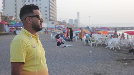 Aladin regarde la mer depuis la plage où il travaille dans son quartier de&nbsp;Bordj El Kiffan, à Alger, le 24 juin 2019. (CLEMENT PARROT / FRANCEINFO)