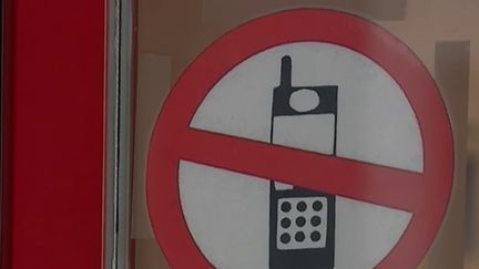 Quelques changements seront opérés, lundi 2 septembre, lors de la rentrée des classes dans certains établissements scolaires qui testent notamment le port de l'uniforme et l'interdiction des téléphones. (FRANCEINFO)