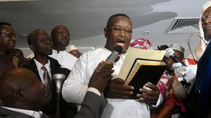 Julius Maada Bio prête serment après sa victoire à l'élection présidentielle en Sierra Leone. (Reuters/ Olivia Acland)