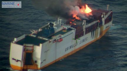 Le navire italien "Grande America" en feu au large des côtes françaises, le 11 mars 2019. (MARINE NATIONALE)