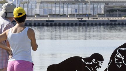 Des passants à Valence devant une sculpture explicite de Antoni Miro.
 (Jose Jordan / AFP)