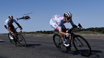 Tadej Pogacar scruté par un hélicoptère, lors de la 14e étape du Tour de France, le 12 septembre 2020 (MARCO BERTORELLO / AFP)