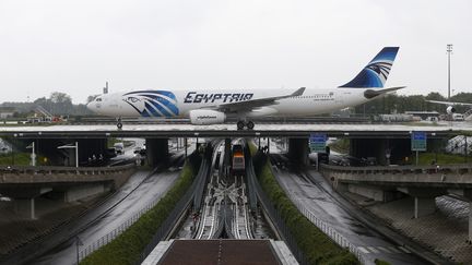 Un avion d'EgyptAir, le 19 mai 2016 à Roissy-Charles de Gaulle (Val-d'Oise). (THOMAS SAMSON / AFP)