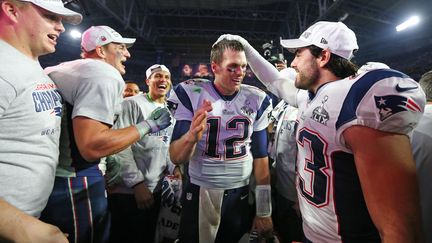 Nate Ebner (à droite) félicite son quaterback Tom Brady (ELSA / GETTY IMAGES NORTH AMERICA)