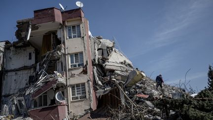 Les ruines d'un immeuble détruit par les séismes, à Adıyaman, en Turquie, le 23 février 2023. (OZGE ELIF KIZIL / ANADOLU AGENCY / AFP)