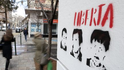 Un graffiti "Liberté" à Bastia (Haute-Corse), le 14 mars 2022.&nbsp; (PASCAL POCHARD-CASABIANCA / AFP)