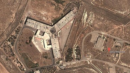 Vue aérienne de la prison syrienne de Saidnaya, à une trentaine de kilomètres au nord de Damas. (Capture d&#039;écran de Googlemaps/DR)