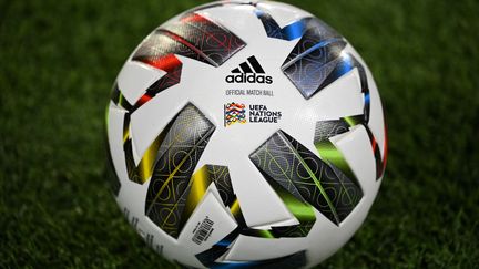 Le ballon de match officiel lors du match de football du groupe 4 de l'UEFA Nations League A entre l'Espagne et la Suisse au stade Alfredo Di Stefano de Valdebebas, à Madrid, le 10 octobre 2020. (GABRIEL BOUYS / AFP)